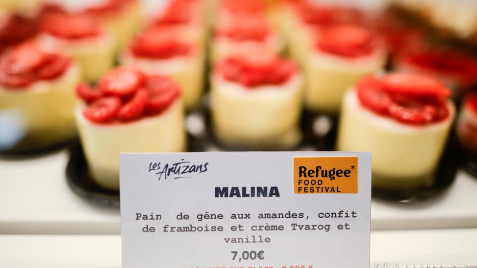 La chef ukrainienne réfugiée Helena a concocté des pâtisseries aux côtés de son homologue français Mathieu Mandard au restaurant les Artizans à Paris le 20 juin 2018, à l'occasion de la Journée mondiale du réfugié. Pour la troisième année consécutive, le Refugee Food Festival, une initiative citoyenne fondée par Food Sweet Food et co-organisée par le HCR, a ravi les gourmands tout en mettant en avant les compétences des réfugiés.