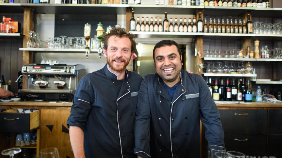 A l'occasion du Refugee Food Festival de Lille, le chef pakistanais réfugié Kaleem Ullah (droite) a cuisiné avec son homologue français Aurélien Hovelaque au Bistrot So. Du 26 au 30 juin 2018, la carte d'établissements lillois s'est enrichi de plats imaginés et préparés par des cuisiniers et cuisinières réfugiés.  Un panel d'expériences gourmandes et solidaires pour mettre à l'honneur les compétences du chef invité et la spécificité de sa cuisine.