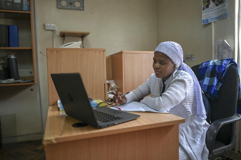 Nosizi Reuben, une apatride issue de la communauté Shona, assiste à une conférence virtuelle au bureau de la Commission kényane des droits de l'homme à Nairobi. 