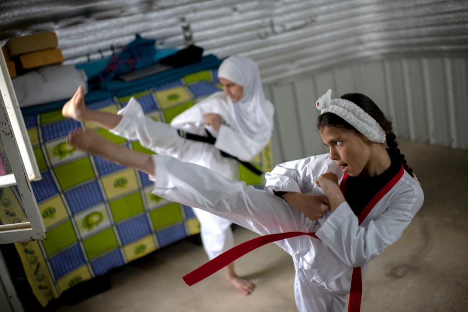 Les soeurs syriennes Zeinab et Rayan pratiquent le taekwondo à leur domicile, pendant le confinement, dans le camp de réfugiés d'Azraq, en Jordanie. 