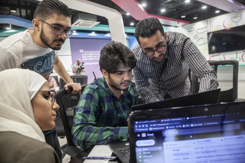 Ehab Kahwati (à droite), réfugié syrien, en plein cours lors d'un atelier sur le numérique avec des étudiants de l'Université du Yarmouk, en Jordanie.