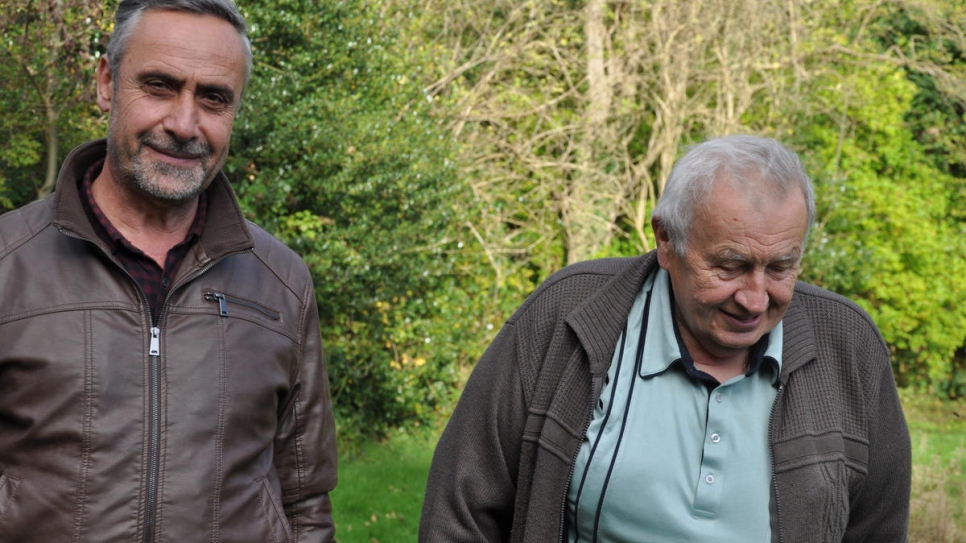Ryad Alsous (a la izquierda) con el propietario del huerto, Ted Mankowski, en Armitage Bridge, Yorkshire.