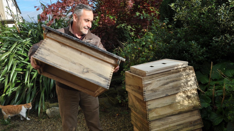 El apicultor Ryad Alsous con la colmena que usa para las demostraciones.