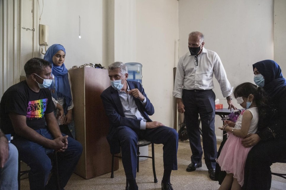 Le chef du HCR Filippo Grandi s'entretient avec le réfugié syrien Makhoul Al Hamad, 43 ans, et sa fille Sana, 14 ans, à leur domicile, à la suite de l'explosion à Beyrouth, au Liban. 19 août 2020. 