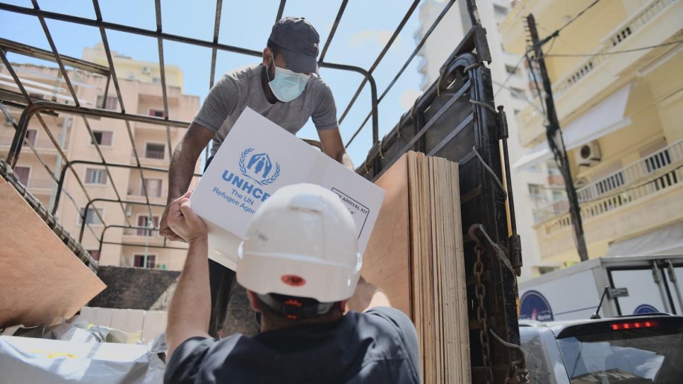 Le personnel d'Intersos décharge des articles de secours pour réparer les maisons endommagées dans le quartier d'Achrafieh à Beyrouth. 