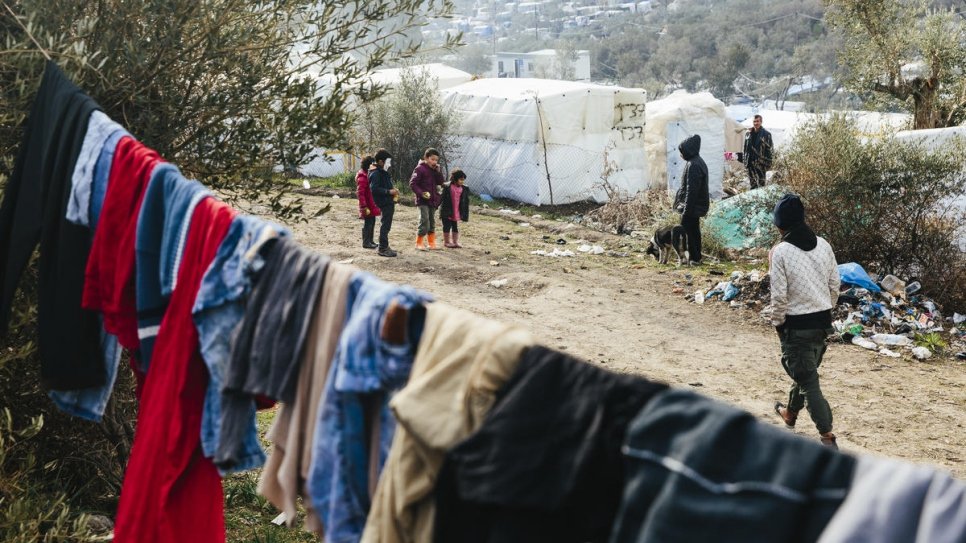 Un groupe de jeunes enfants jouent dans un camp de fortune adjacent au centre d'accueil et d'identification de Moria, sur l'île grecque de Lesbos. 