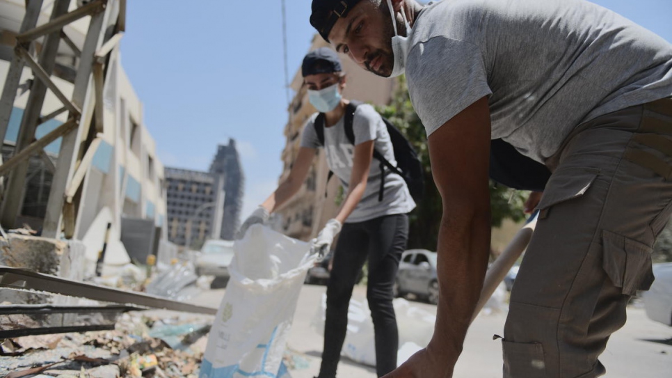 Des bénévoles retirent des débris dans le quartier de Gemmayze, à Beyrouth, qui est très touché.
