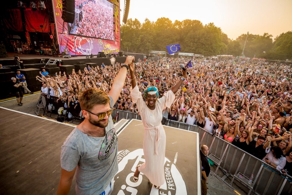 Emi Mahmoud, poétesse slam et Ambassadrice de bonne volonté du HCR, se produit au Festival de Sziget, en Hongrie.