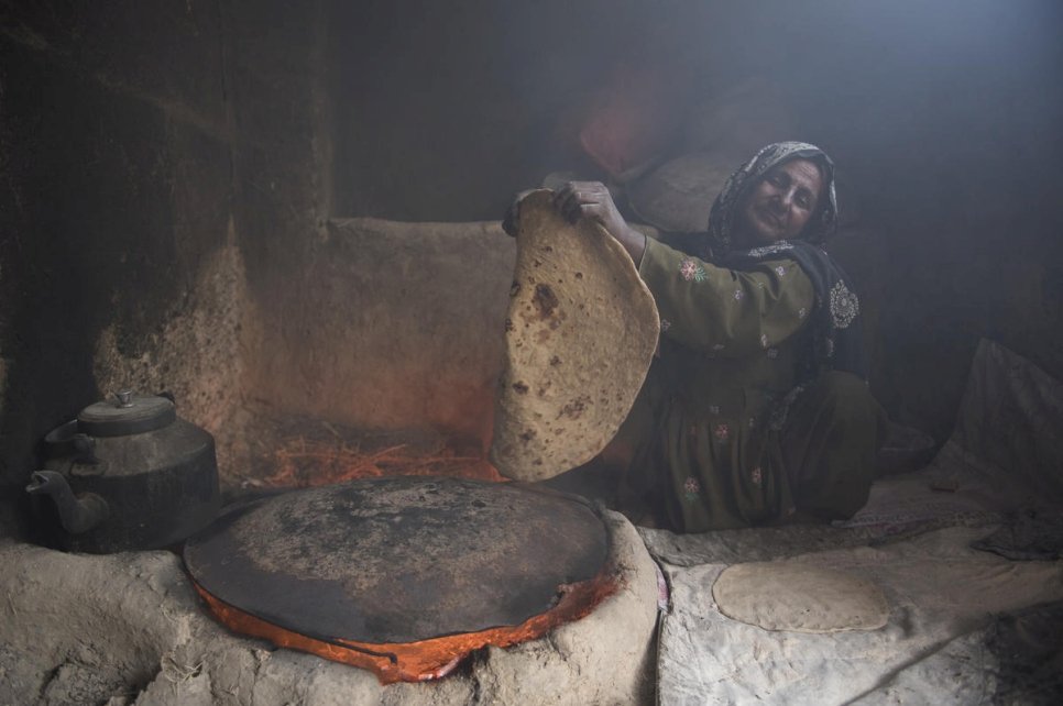 تصنع سردار بيبي الخبز الأفغاني التقليدي في المأوى الذي تتقاسمه والمؤلف من غرفة واحدة مع 21 فرداً من عائلتها. سوف ينتقلون قريباً إلى منزلهم الجديد الأكبر (4 فبراير 2020).