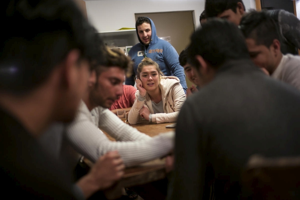 Des enfants non accompagnés échangent lors d'une partie de cartes avec des éducateurs dans le Nord de la France. 