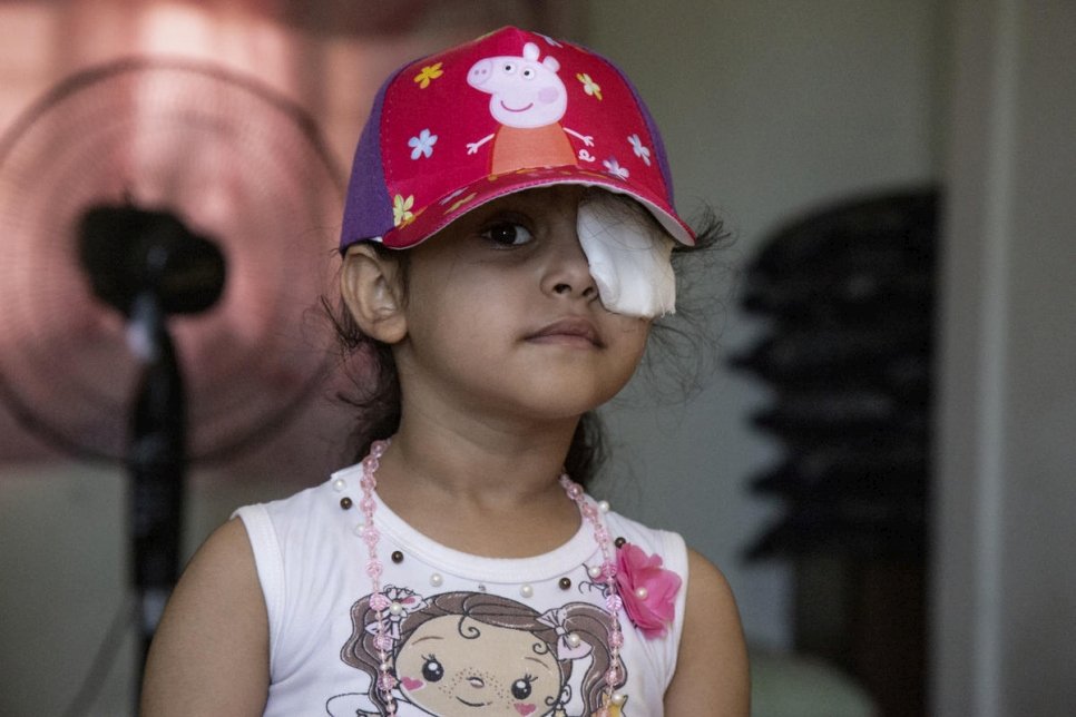 تضع سما رقعة على عينها اليسرى بعد إصابتها في الانفجار.