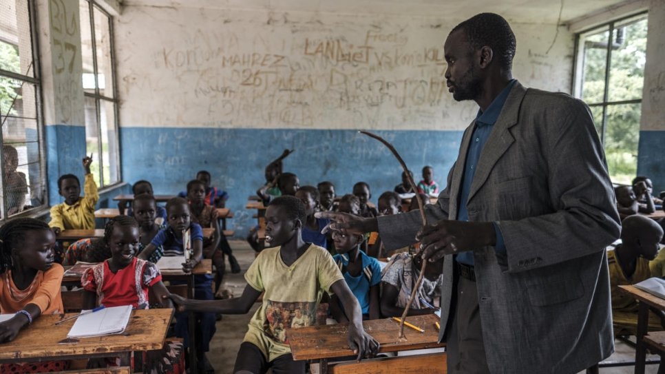 James Tut, réfugié du Soudan du Sud, enseigne dans une classe d'école primaire du camp de Jewi, en Éthiopie. 