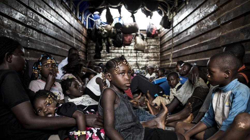 De jeunes rapatriés congolais voyagent dans un camion lors de leur rapatriement depuis l'Angola vers Kananga, dans la province du Kasaï, en République démocratique du Congo