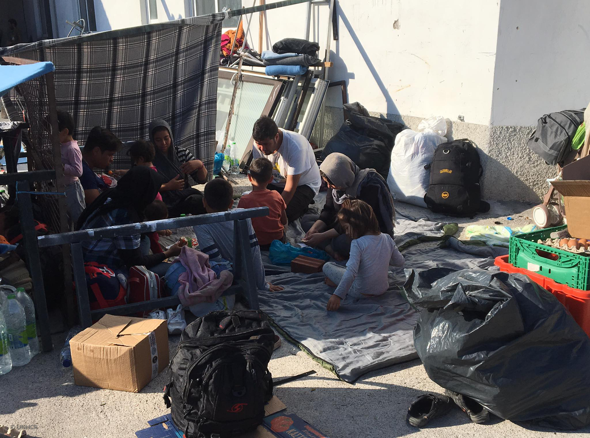 UNHCR ondersteunt asielzoekers op Lesbos met noodhulpmiddelen enonderdak nadat branden het asielzoekerscentrum van Moria op hetGriekse eiland Lesbos hebben verwoest. © UNHCR