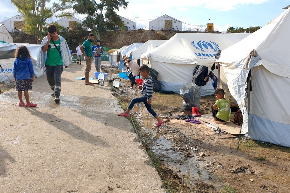 Een maand na de branden in Moria waarschuwt UNHCR voor verslechterende omstandigheden voor de winter