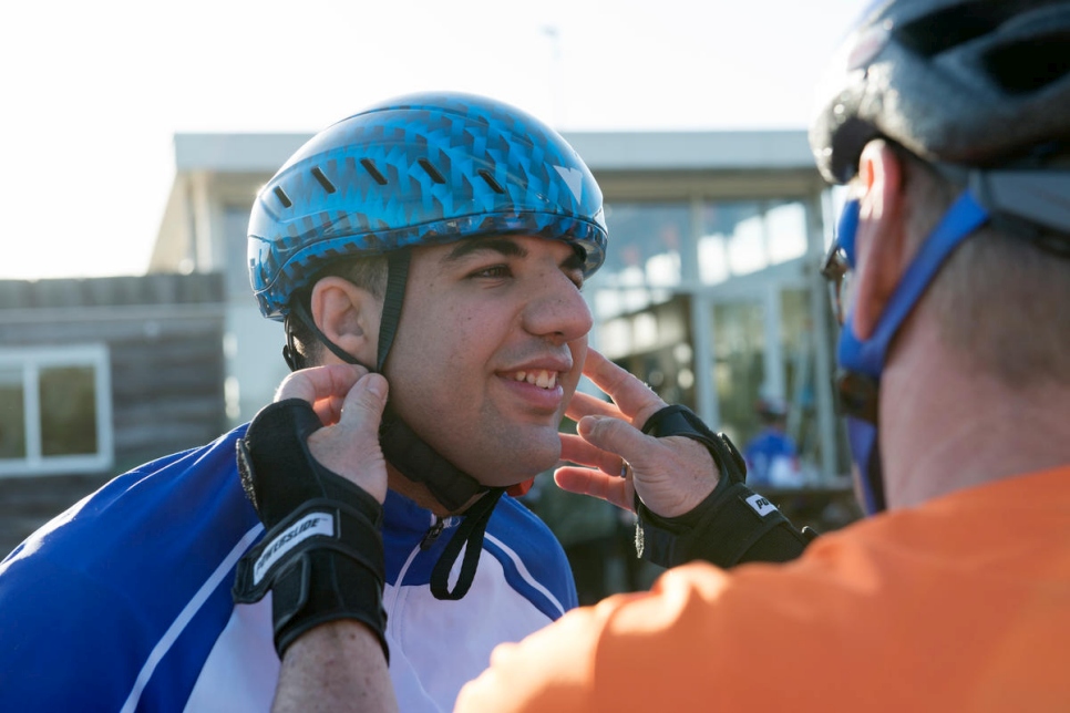 Anton Spaan, fundador y entrenador en SuperCOOL!, ayuda a Mina a ponerse el casco antes de que comience la clase de entrenamiento en Almere, Países Bajos. 