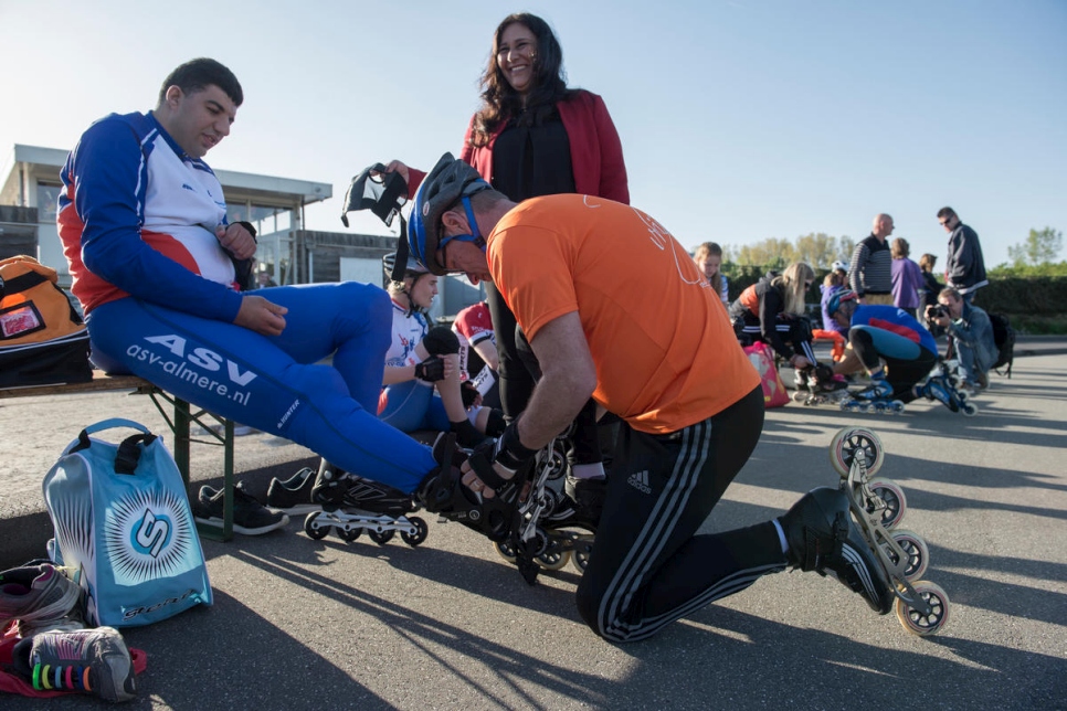 SuperCOOL! promueve la inclusión social a través del deporte, dondelos jugadores con y sin discapacidades participan en equipos mixtos. 