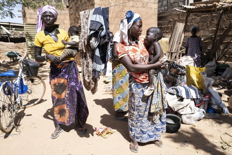 Des femmes épuisées et forcées de fuir leur foyer du fait de l'escalade des violences au Burkina Faso arrivent dans la ville de Kaya, après un périple de 150 kilomètres. Le pays compte désormais plus d'un million de personnes déplacées internes. 