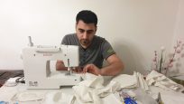 “Wir wollten einfach helfen”: Flüchtlingsfamilie näht Hunderte Gesichtsmasken