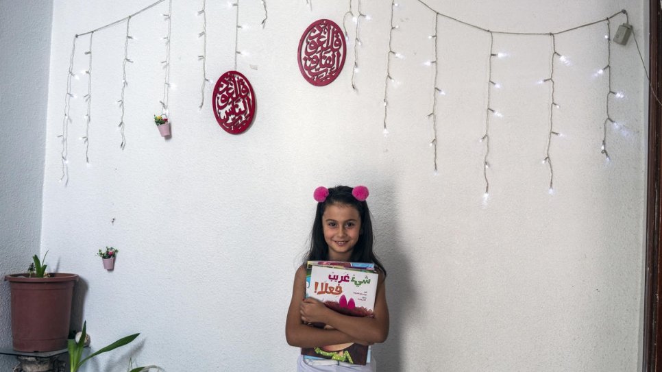 Rama Al-Lemoni, réfugiée syrienne de huit ans, est photographiée après qu'un ambassadeur de We Love Reading à Amman lui ait lu une histoire. 