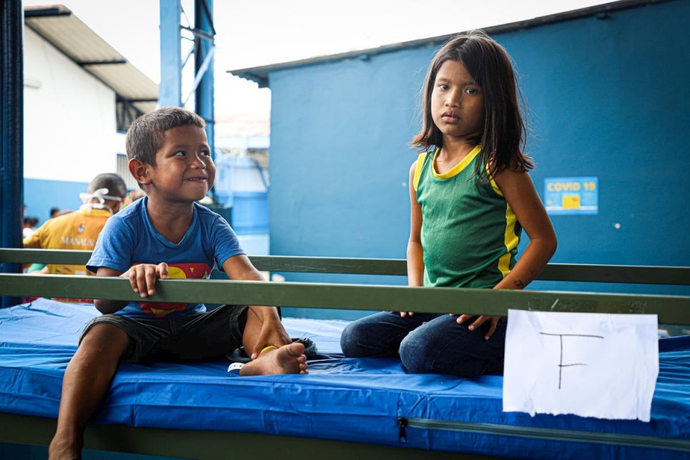 Des réfugiés et migrants indigènes warao vénézuéliens ont été relocalisés dans un centre d'hébergement à Manaus au Brésil, dans le contexte de la pandémie de Covid-19.  