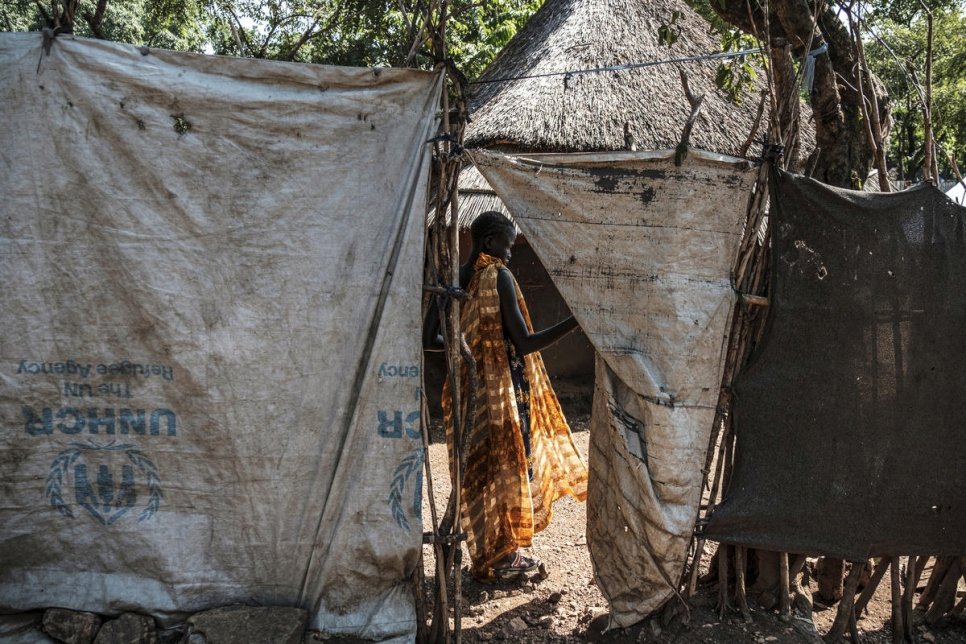 تقف نياماش لول، البالغة من العمر 16 عاماً، في مدخل المنزل الذي تعيش فيه مع شقيقتها نياكوانغ البالغة من العمر 13 عاماً، في مخيم جيوي للاجئين في إثيوبيا. 