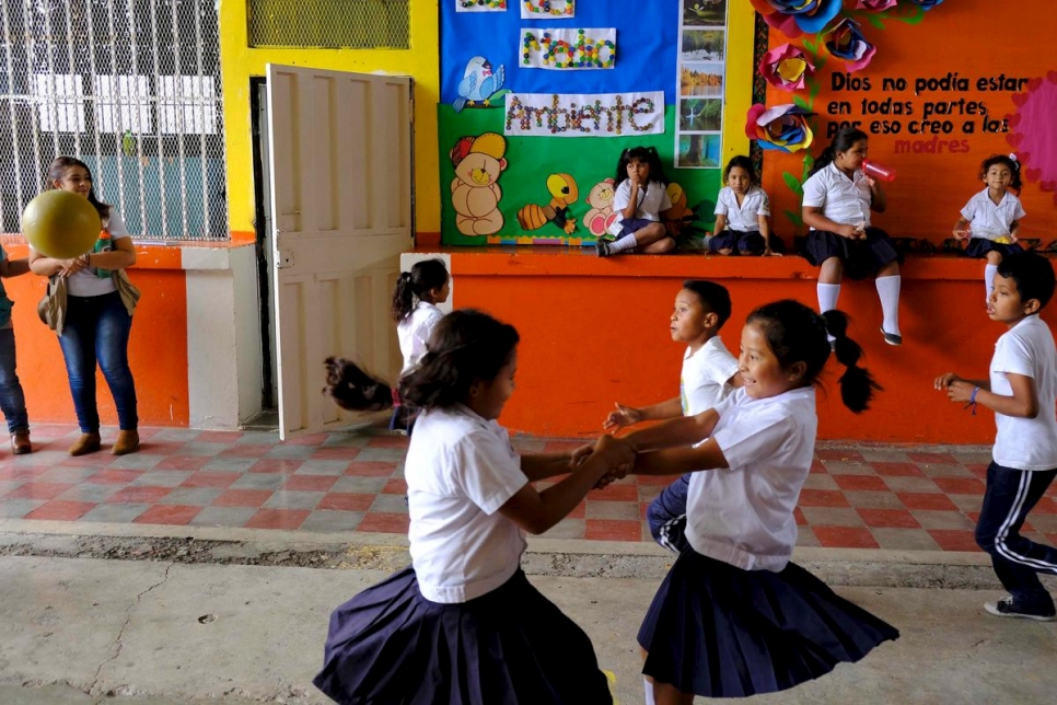 أطفال في مركز تعليمي في منطقة تيغوسيغالبا العالية المخاطر، هندوراس.