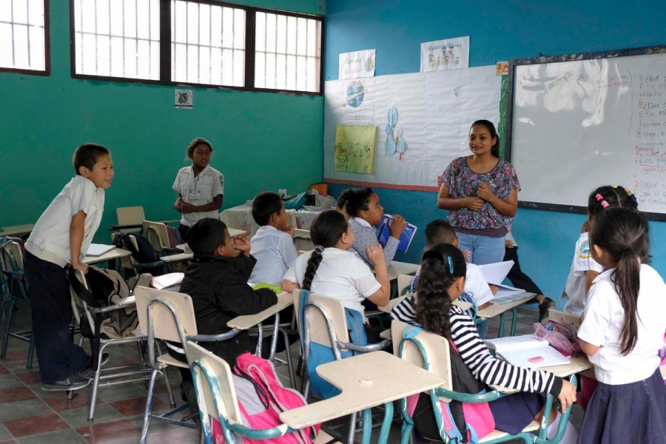 تعلّم يولاني ريوس طلاب الصف الخامس في مركز تعليمي تدعمه المفوضية في منطقة تيغوسيغالبا العالية المخاطر، هندوراس.