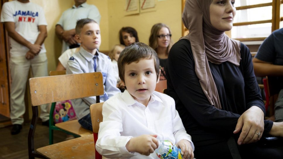 Raisa, une demandeuse d'asile originaire de Tchétchénie, est assise aux côtés de son fils Yusuf, âgé de quatre ans, lors de la première réunion de la nouvelle année scolaire à Berezówka, en Pologne, en septembre 2018.