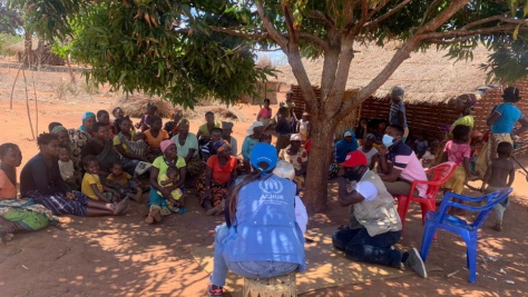 Des employés du HCR et de ses partenaires s'entretiennent avec des femmes déplacées dans le district d'Ancuabe, Cabo Delgado, au nord du Mozambique. 