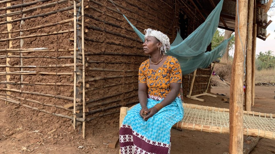 Joaquina* est assise devant la maison de son frère à Montepuez, après avoir fui les attaques au nord du Mozambique. 