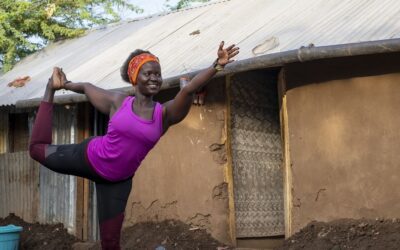 Refugiada usa yoga para promover saúde mental em campo de refugiados