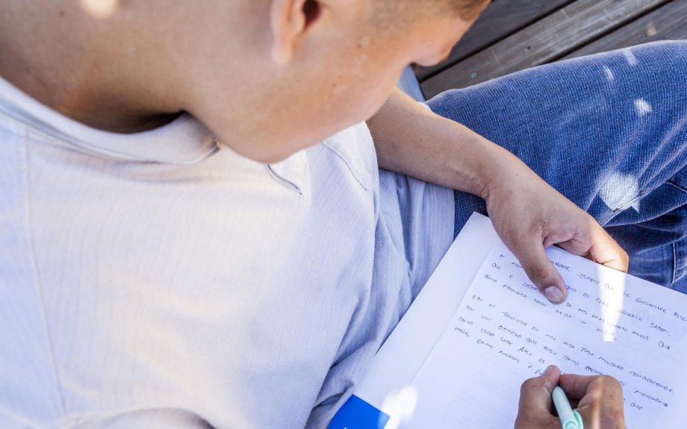 Mario* écrit une lettre à son professeur de lycée, l'un des rares enseignants ayant décidé de rester à Tegucigalpa, au Honduras, malgré les menaces des gangs criminels. 