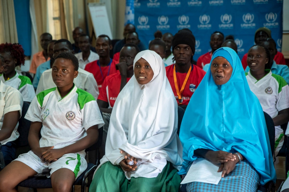 Ayan John (velo azul) habla desde el campamento de refugiados de Kakuma en Kenia durante un enlace en vivo con un evento en Londres, donde la estrella del fútbol Mohamed Salah fue presentado como el primer Embajador de Instant Network Schools. 