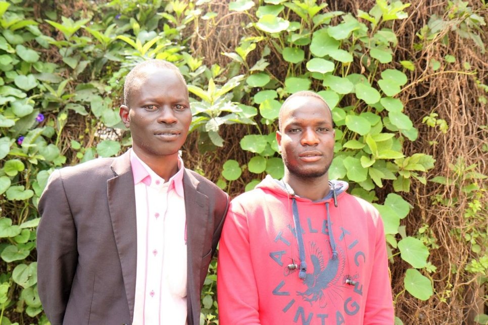 Les étudiants boursiers soudanais Mohtas Anwar Modier (à gauche) et Sabir Juma Hamid posent pour un portrait dans le camp de réfugiés de Sherkole, en Ethiopie.   