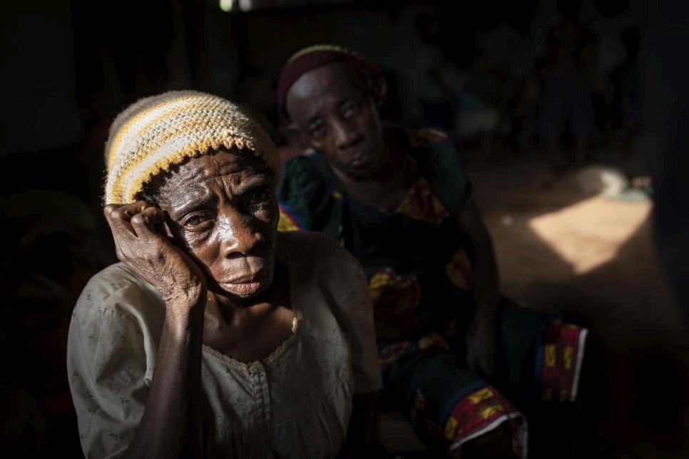 Une femme âgée est assise dans une salle où des réfugiés anglophones du Cameroun attendent d'être relocalisés dans le camp de réfugiés d'Agadom à Ogoja, au Nigeria, en avril 2019. 