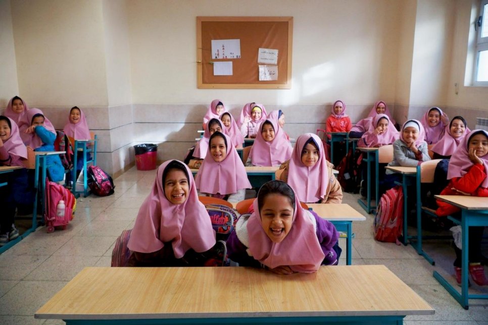 Les élèves de l'école primaire de Vahdat essaient de contenir leurs rires pour une photo de groupe avant que leur professeur n'arrive en classe. 