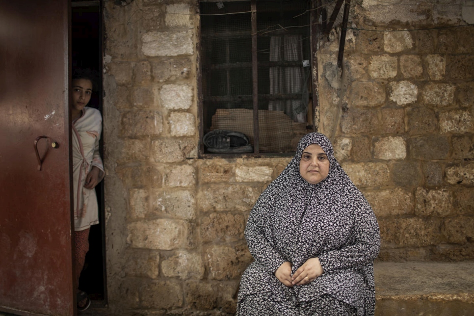 اضطرت بدور القادر للفرار من حمص في سوريا عام 2012، وهي متزوجة من رجل لديه أربعة أطفال ويعيشون في طرابلس، لبنان. تعتمد الأسرة على المساعدة بسبب أزمة فيروس كورونا.