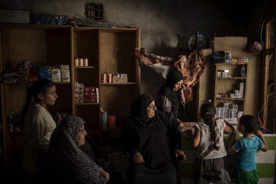 أطفال من المجتمع المحلي يشترون وجبات خفيفة من المتجر، والذي يعاني من ضائقة مالية بسبب الأزمة الاقتصادية في لبنان. 