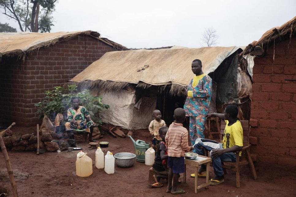 Une famille prend son petit-déjeuner sur le site PK3 pour les personnes déplacées internes à Bria, en République centrafricaine. Mai 2019. 