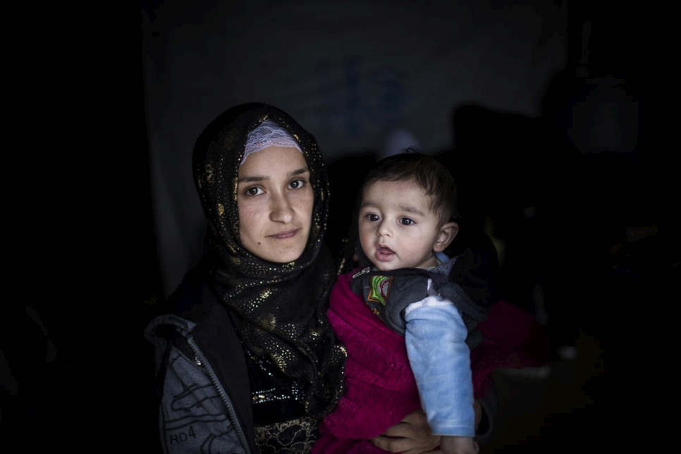 Hakima, 21 ans, tient dans les bras son bébé de quatre mois, Jad, dans l'installation de réfugiés de Bar Elias au Liban. Elle a fui la Syrie il y a cinq ans et vit aujourd'hui avec son mari dans la maison de son beau-frère, après qu'une inondation ait frappé celle où ils vivaient auparavant. 