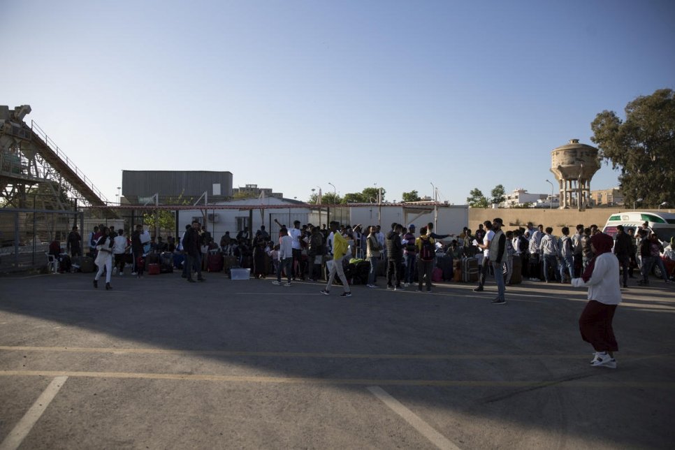 Des réfugiés disent au revoir à leurs amis du Centre de rassemblement et de départ de Tripoli, avant leur évacuation vers le Niger.