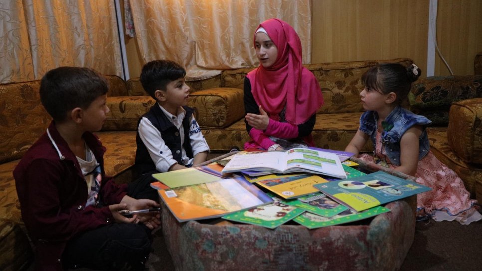 Alors que des écoles ont été fermées dans le camp de réfugiés de Zaatari en Jordanie, Sidra Median Al-Ghothani, une réfugiée syrienne de 14 ans, aide son jeune frère et les enfants de son voisin à étudier à la maison. 