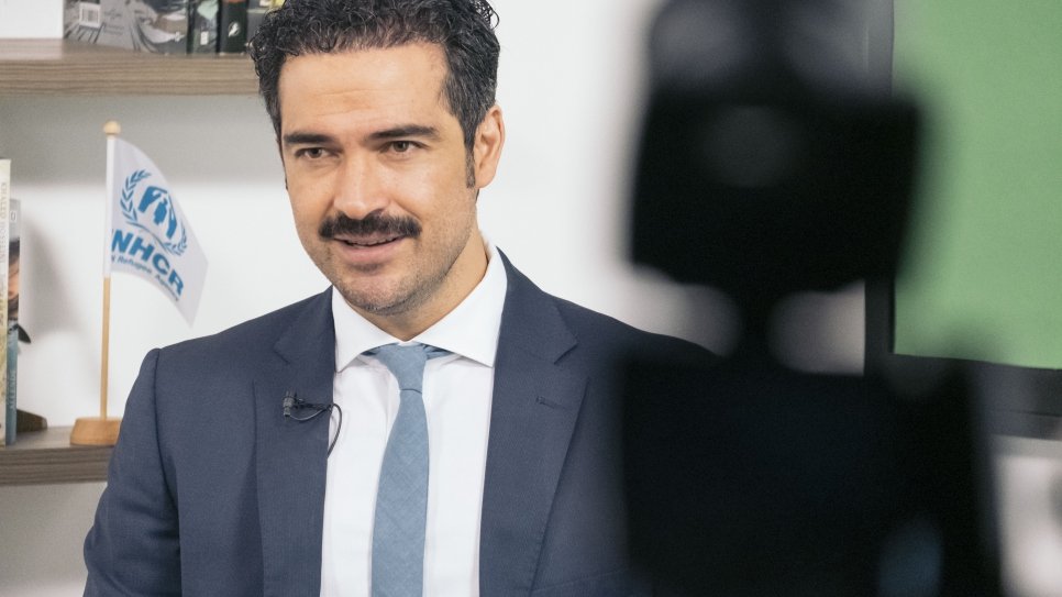 Alfonso Herrera, acteur mexicain, Ambassadeur de bonne volonté du HCR et maître de cérémonie de la cérémonie virtuelle de remise de la distinction Nansen pendant le tournage à Mexico. 