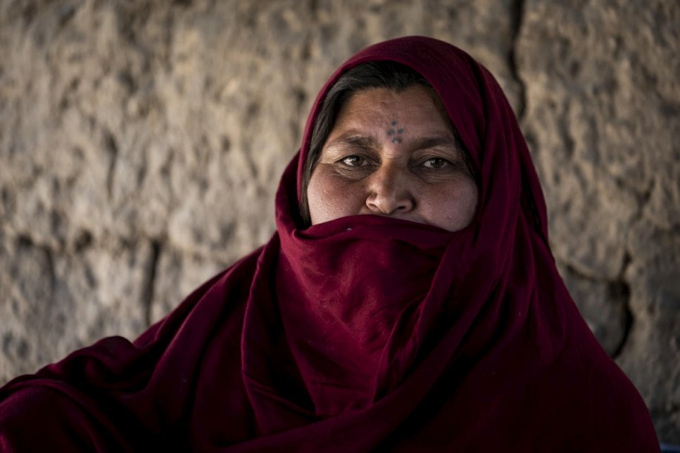 Khatima, 40 ans, mère afghane, rapatriée du Pakistan, dans sa maison du quartier de Haji Munjai, à Kaboul, en Afghanistan, en juillet 2019. 