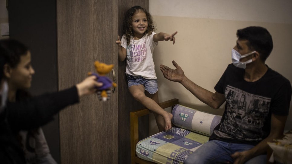 Manar en train de jouer avec son père Mohammad dans leur logement à Beyrouth, Liban. 