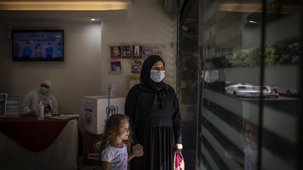 Manar et sa mère Fahima quittent le centre de soins de la Fondation Makhzoumi à Beyrouth après leur consultation de soutien psychologique. 