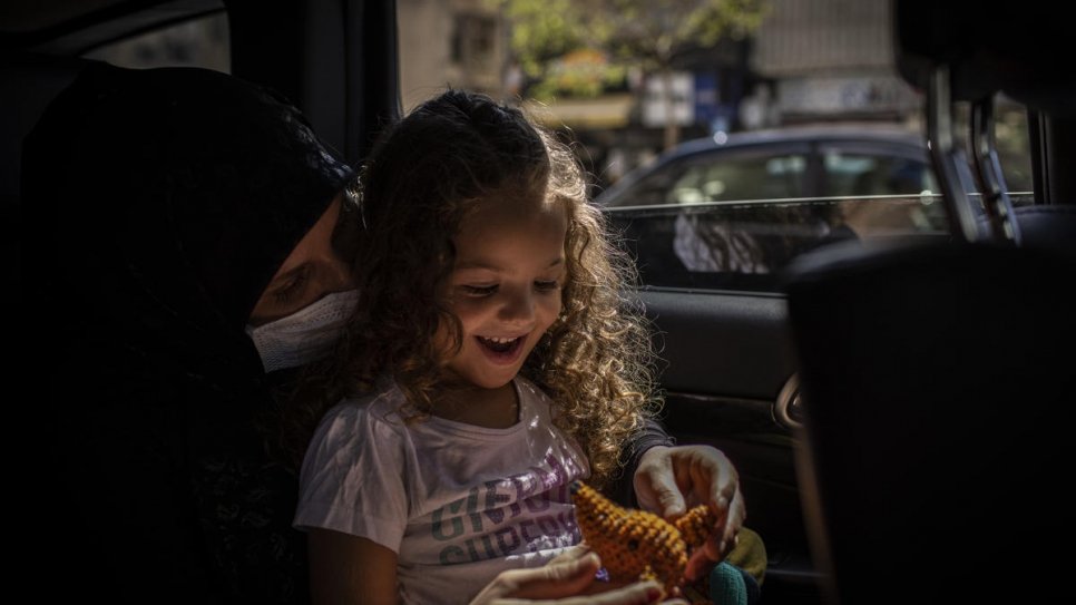 Fahima et Manar rentrent chez elles en taxi après leur consultation. 