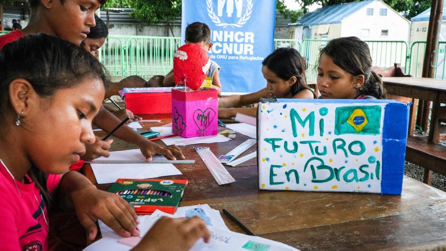 Crianças moradoras do abrigo São Vicente, em Boa Vista, participam do concurso de arte Meu Futuro no Brasil, no Dia Mundial do Refugiado 2020