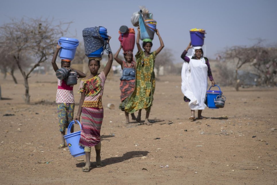 Ces réfugiés maliens ont reçu des articles de première nécessité au camp de Goudoubo, au Burkina Faso, en février 2020.